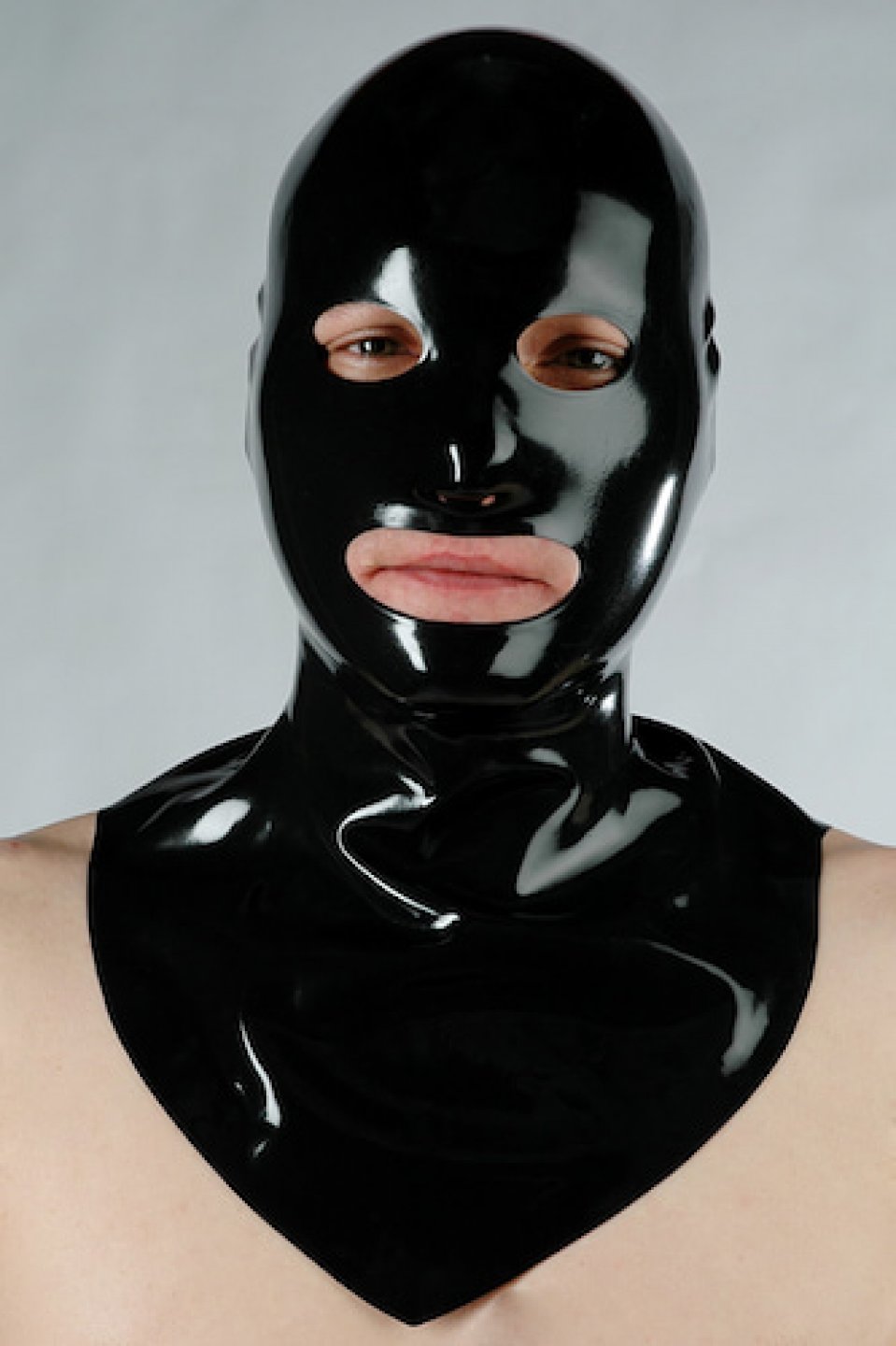 Fetisso Latexmaske 1230 � chloriert, schwarz, mit Henkerskragen, offene Augen & Mund, kein RV