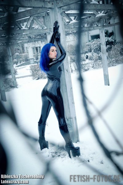 Lateksdagi qizning surati