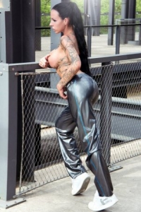 Jogginghose aus Latex mit seitlichen Kontraststreifen
