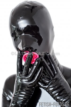 Latexmaske mit Kondom